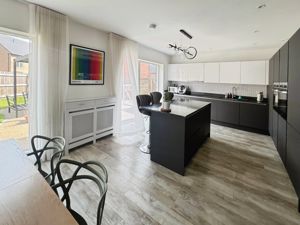 Kitchen Diner- click for photo gallery